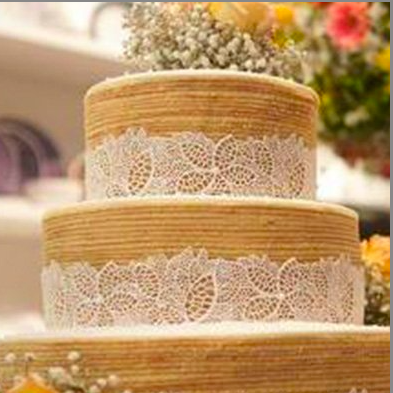 Gâteau mariage Naked Cake avec des dentelles