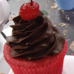 Cupcake cerise (parfum au choix) garni et couvert avec ganache au chocolat noir (parfum au choix)