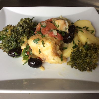 Bacalhoada Capixaba (Poisson Morue, pommes de terre, olives, légumes, brocolis, herbes aromatiques)