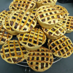 Tarte à l’aubergine, noix, tomates confits, olives noires (sans lactose)