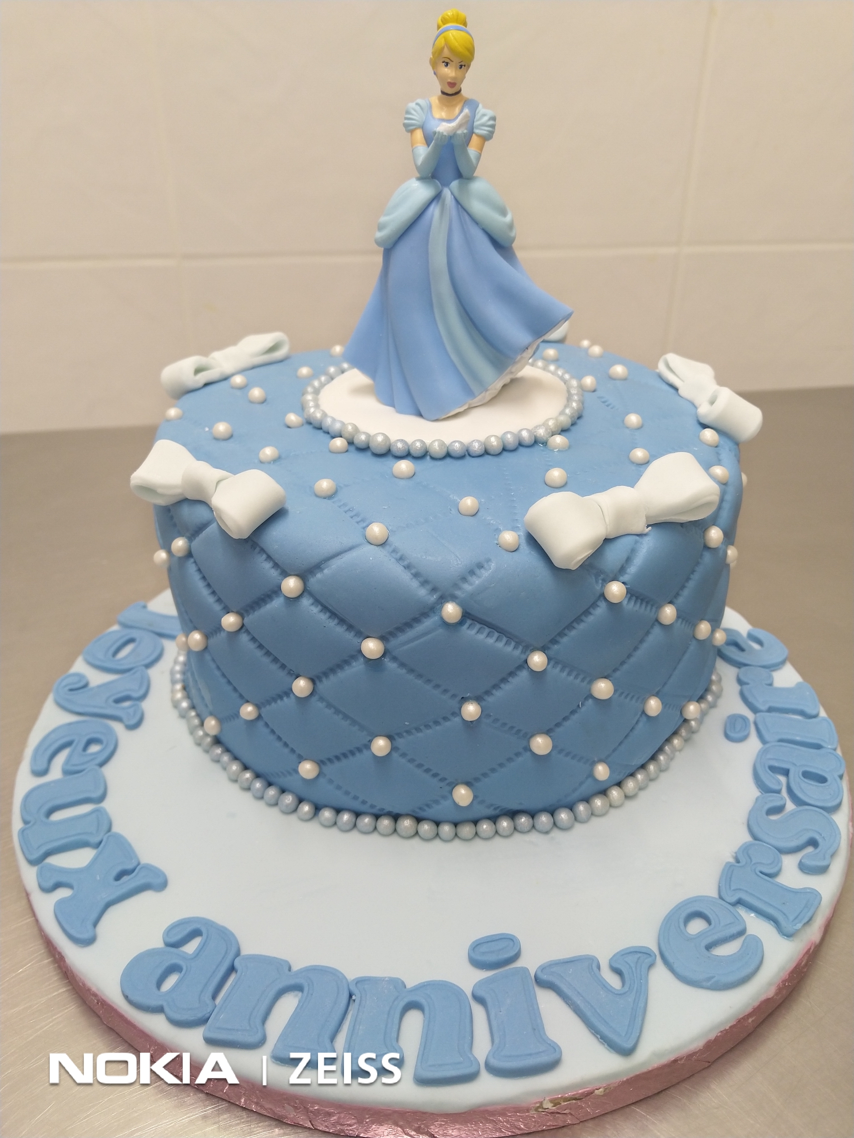 Gâteau d'anniversaire Cendrillon, gâteau princesse Cendrillon en pâte à  sucre - Super Gâteaux